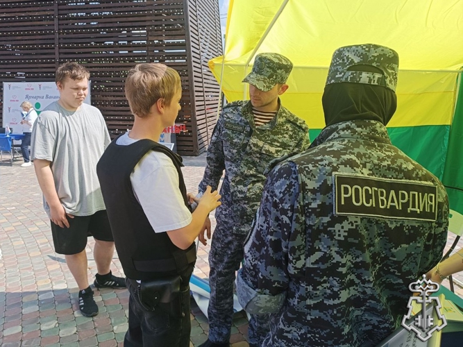  Югре сотрудники Росгвардии приняли участие во Всероссийской ярмарке трудоустройства