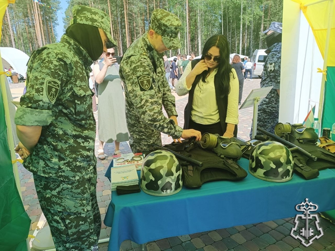  Югре сотрудники Росгвардии приняли участие во Всероссийской ярмарке трудоустройства