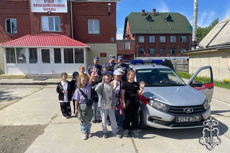 Юные югорчане познакомились со служебной деятельностью вневедомственной охраны Росгвардии