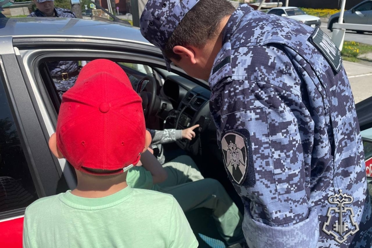 Юные югорчане познакомились со служебной деятельностью вневедомственной охраны Росгвардии