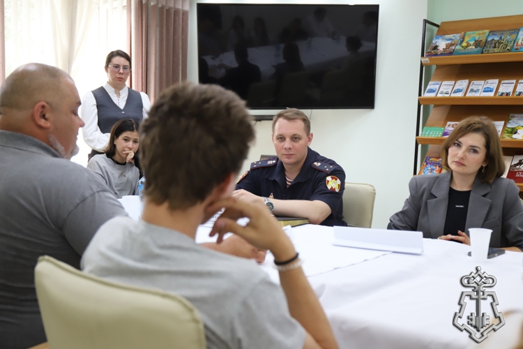 В Югре офицер Росгвардии стал участником круглого стола, посвященного профилактике самовольных уходов несовершеннолетних