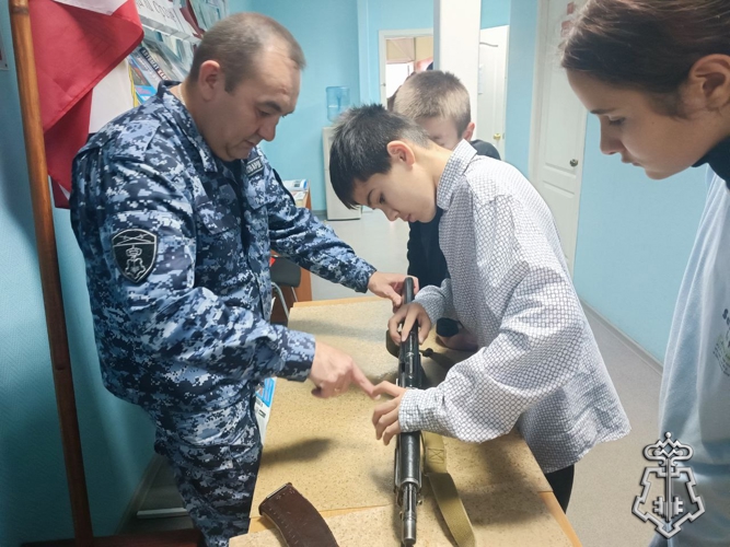Вневедомственная охрана Росгвардии открыла свои двери для юных югорчан