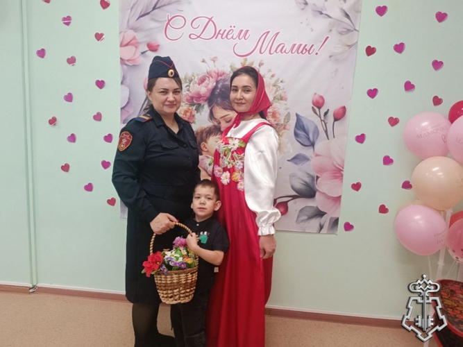 В Югре росгвардейцы поздравили женщин с Днем матери