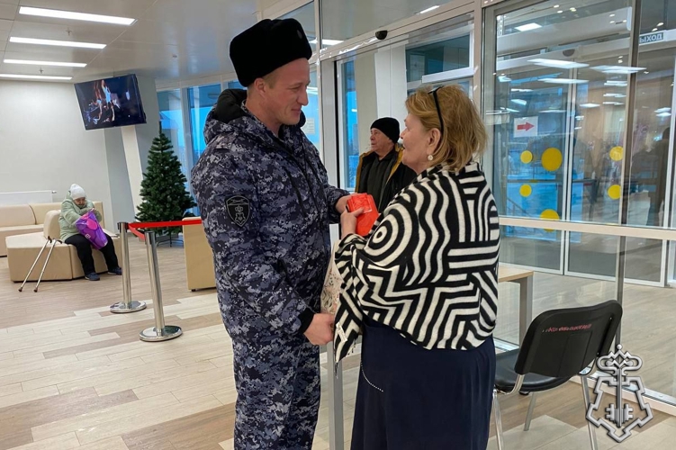 В Югре росгвардейцы поздравили женщин с Днем матери