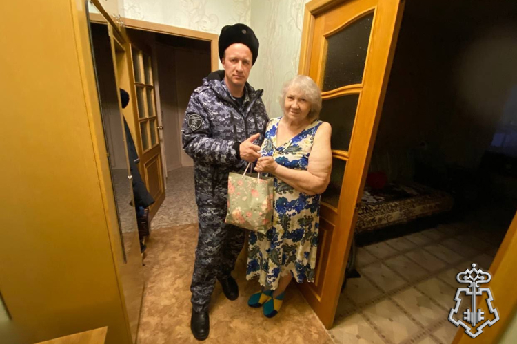 В Югре росгвардейцы поздравили женщин с Днем матери