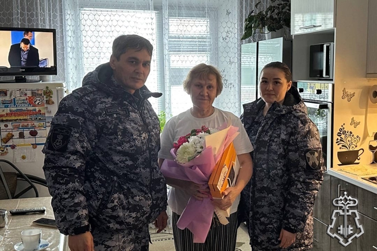 В Югре росгвардейцы поздравили женщин с Днем матери