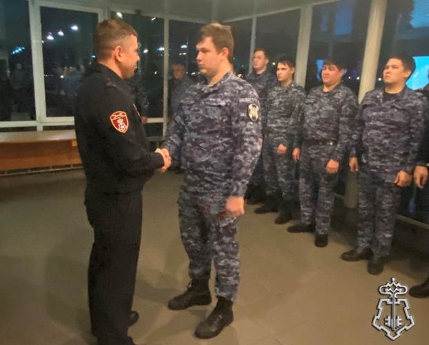 Росгвардейцы в Югре провели встречи с подшефными школьниками, посвященные Дню Конституции России
