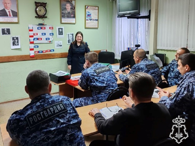Росгвардейцы в Югре провели встречи с подшефными школьниками, посвященные Дню Конституции России