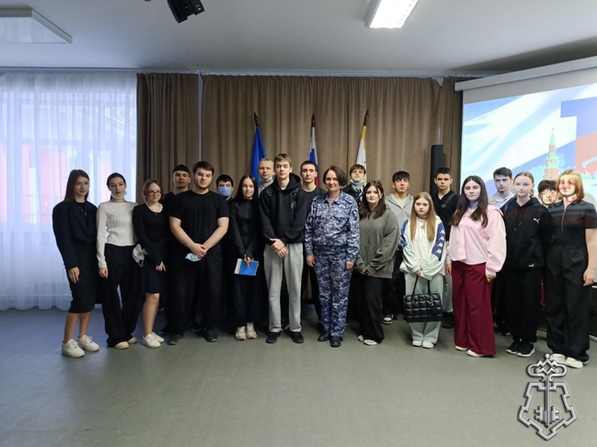 Росгвардейцы в Югре провели встречи с подшефными школьниками, посвященные Дню Конституции России
