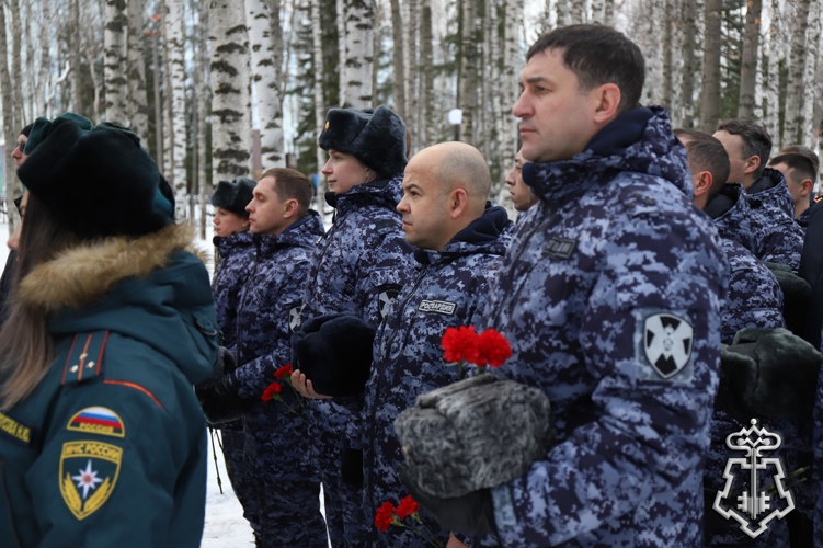 Военнослужащие и сотрудники Росгвардии почтили память Неизвестного солдата в Ханты-Мансийске   