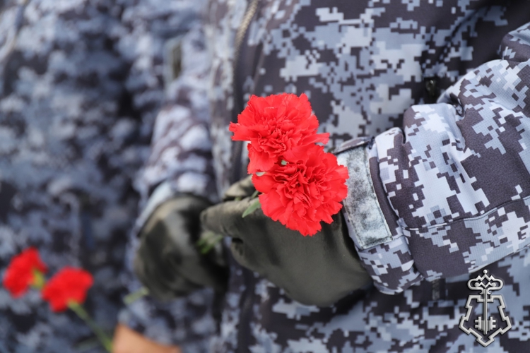 Военнослужащие и сотрудники Росгвардии почтили память Неизвестного солдата в Ханты-Мансийске   