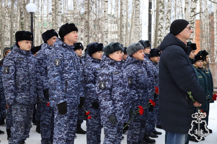 Военнослужащие и сотрудники Росгвардии почтили память Неизвестного солдата в Ханты-Мансийске   
