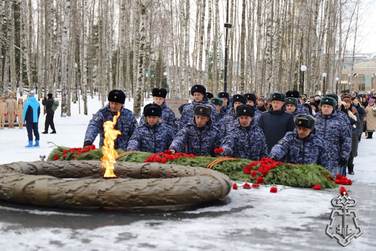 Военнослужащие и сотрудники Росгвардии почтили память Неизвестного солдата в Ханты-Мансийске   