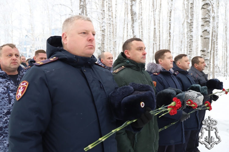 В Югре военнослужащие и сотрудники Росгвардии почтили память жертв блокады Ленинграда