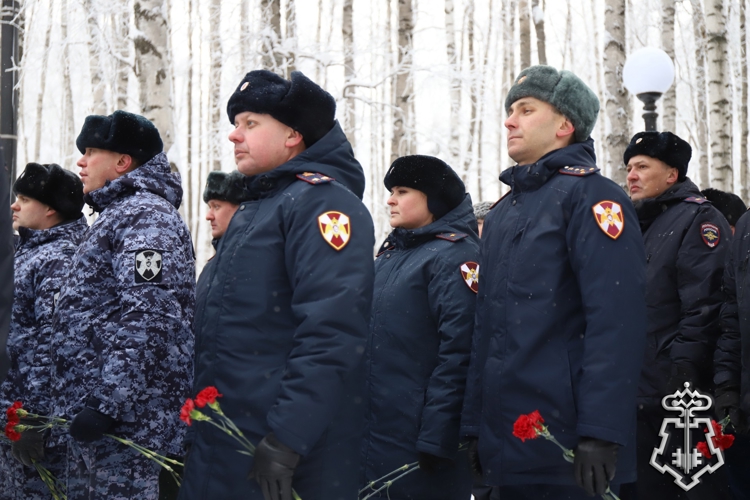В Югре военнослужащие и сотрудники Росгвардии почтили память жертв блокады Ленинграда