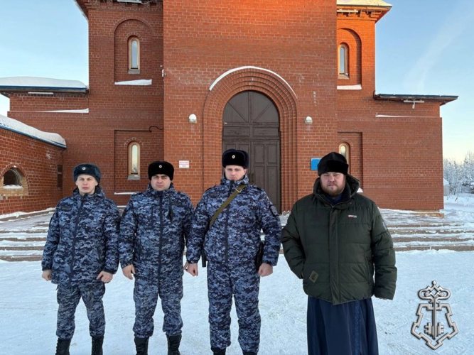 В Югре военнослужащие и сотрудники Росгвардии приняли участие в крещенских купаниях и богослужениях