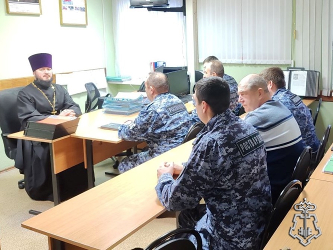 В Югре военнослужащие и сотрудники Росгвардии приняли участие в крещенских купаниях и богослужениях