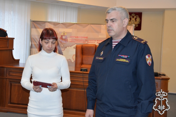 Орден Мужества героически погибшего на СВО росгвардейца передали на хранение его супруге в Югре