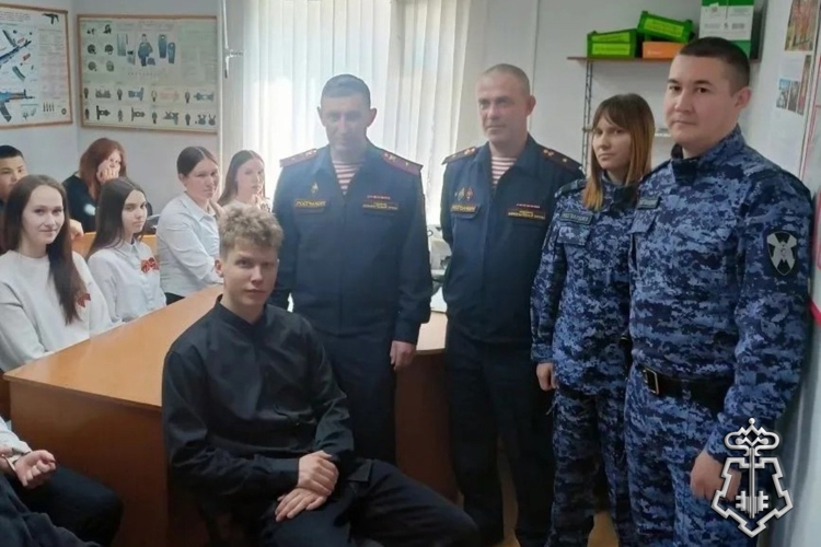 В Югре Росгвардия продолжает мероприятия со школьниками и студентами, посвящённые 215-летию войск правопорядка и 10-летию ведомства