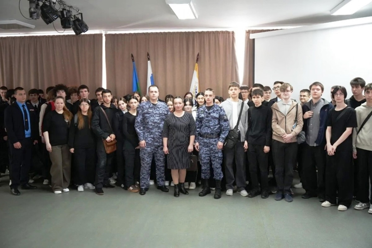 В Югре Росгвардия продолжает мероприятия со школьниками и студентами, посвящённые 215-летию войск правопорядка и 10-летию ведомства