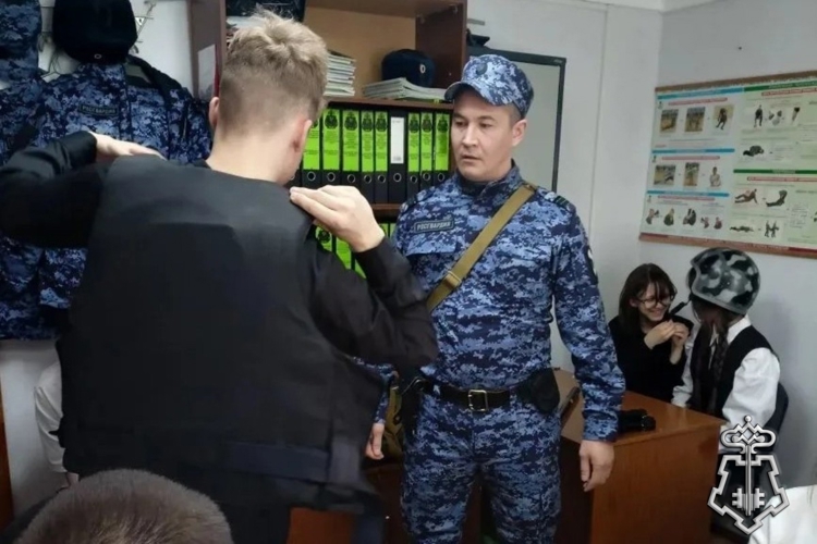 В Югре Росгвардия продолжает мероприятия со школьниками и студентами, посвящённые 215-летию войск правопорядка и 10-летию ведомства