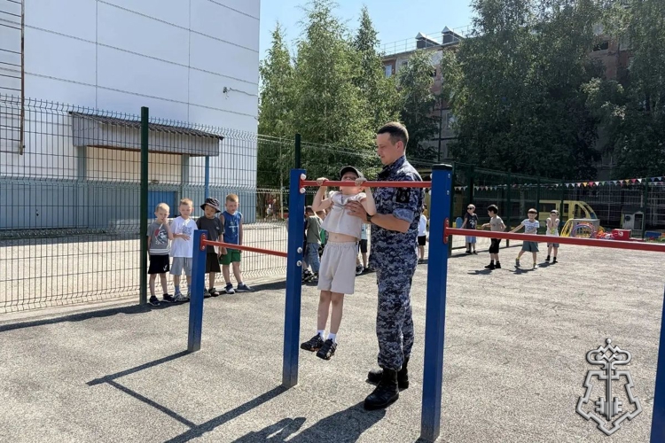 В Югре продолжается патриотическая акция «Каникулы с Росгвардией»