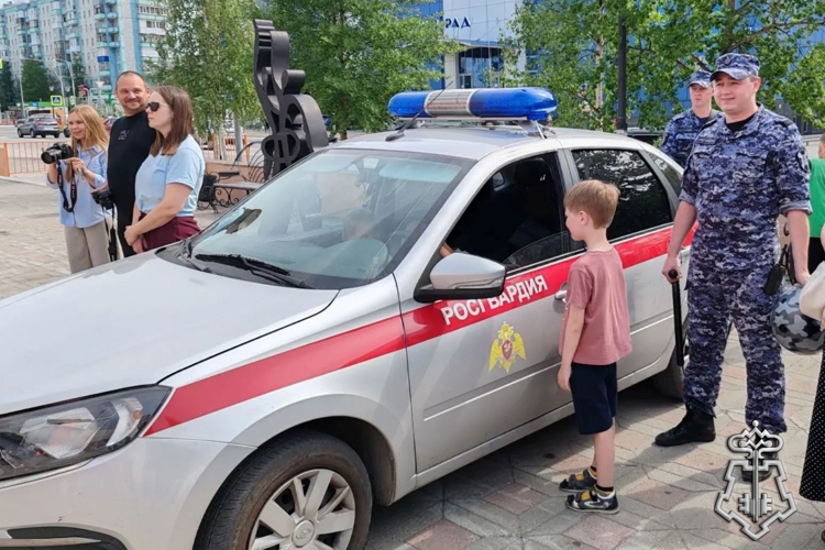 В Югре продолжается патриотическая акция «Каникулы с Росгвардией»