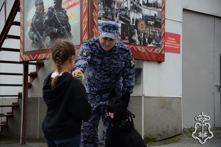 Росгвардейцы провели День открытых дверей для воспитанников подшефных организаций в Югре