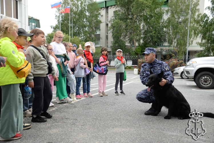 Росгвардейцы провели День открытых дверей для воспитанников подшефных организаций в Югре