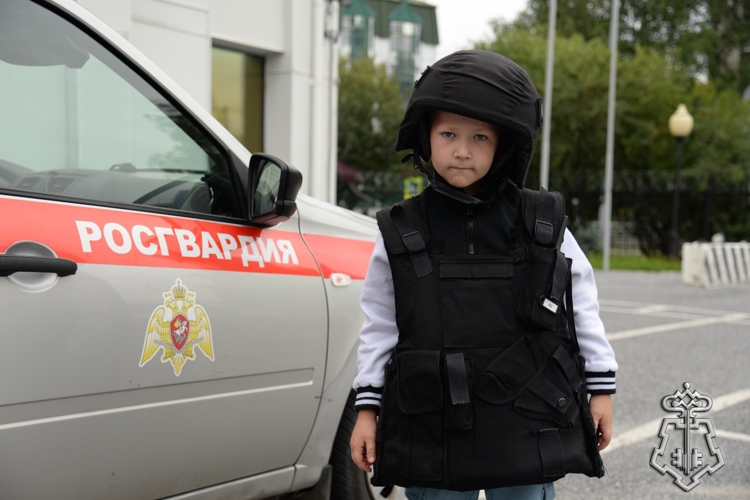 Росгвардейцы провели День открытых дверей для воспитанников подшефных организаций в Югре