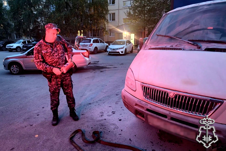 В Югре росгвардейцы потушили загоревшийся автомобиль