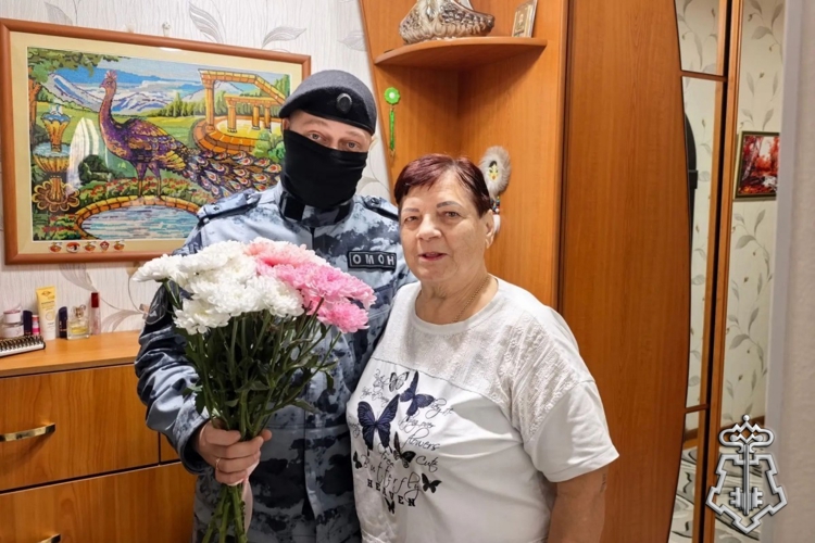 В Югре росгвардейцы поздравляют старшее поколение в честь Дня пожилого человека