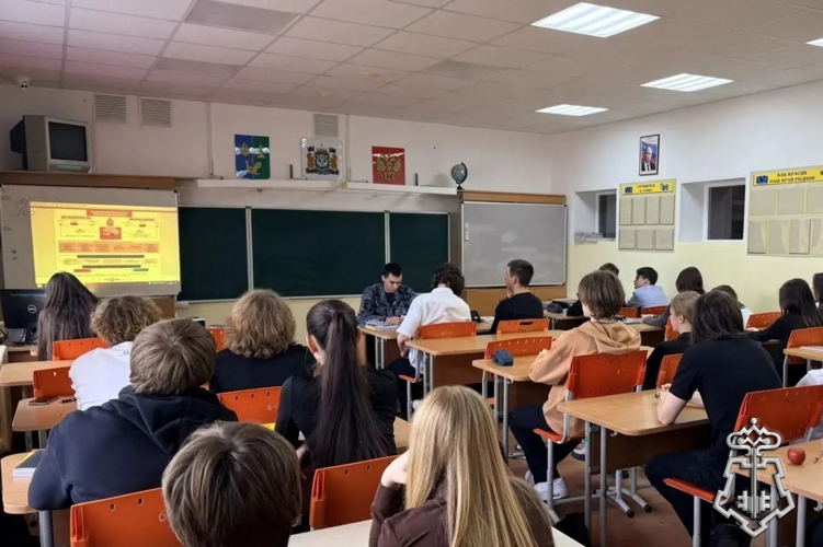 В Югре росгвардейцы провели агитационные уроки для абитуриентов и старшеклассников